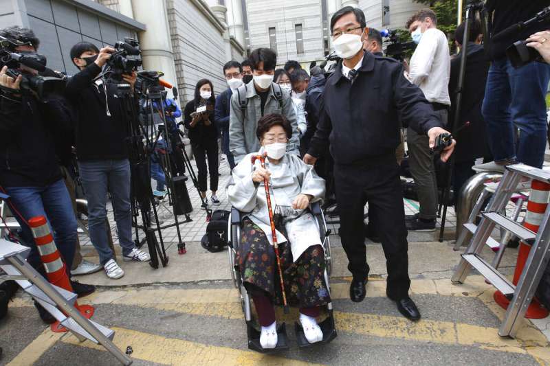 4月21日，慰安婦阿嬤李容洙在首爾市瑞草區的中央地方法院。（韓聯社）