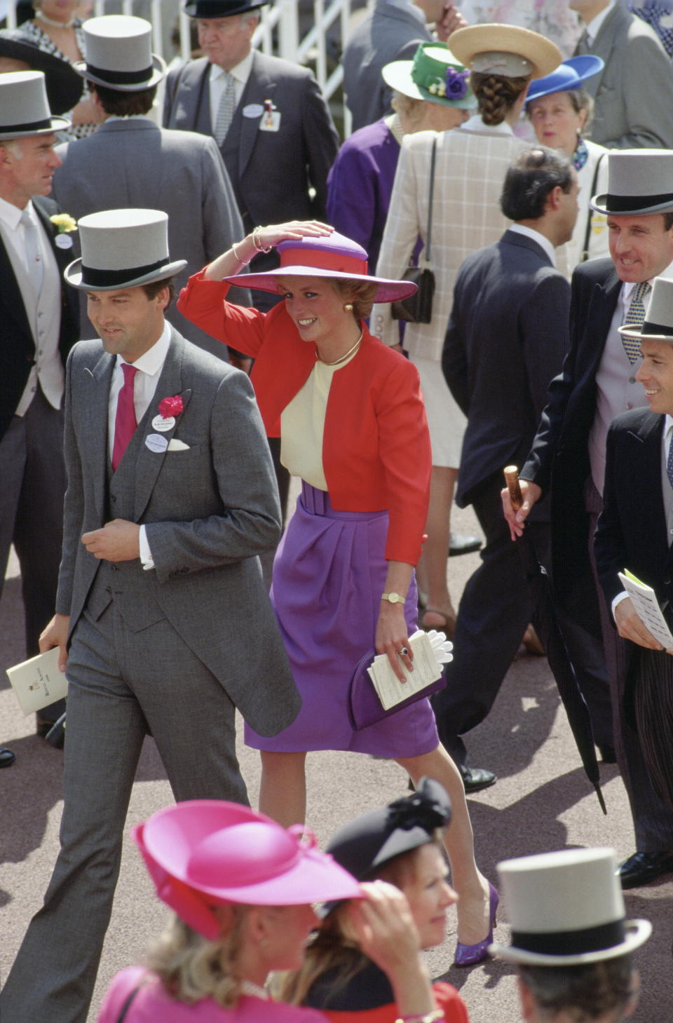 <p>Die Prinzessin sah in einem Ensemble in Rot und Lila von Catherine Walker und einem Philip-Somerville-Hut zur Ascot-Rennwoche 1990 perfekt aus.<em> [Bild: Getty]</em> </p>