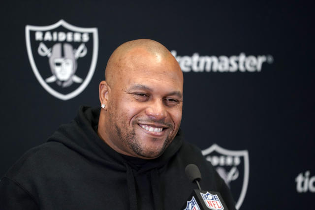 Raiders interim coach Antonio Pierce's résumé is 'on the grass' as he  strives for head job next season - Yahoo Sports