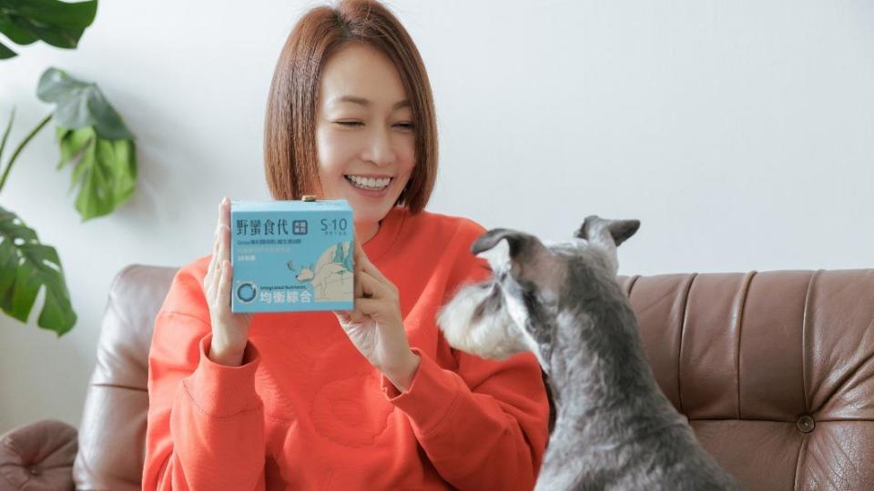 潘慧如帶著愛犬雪寶一同入鏡。（圖／球狀星團娛樂公司提供）