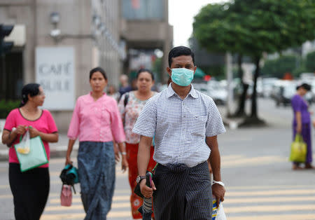 A man wears a mask to protect himself from H1N1 in Yangon, Myanmar July 24, 2017. REUTERS/Soe Zeya Tun