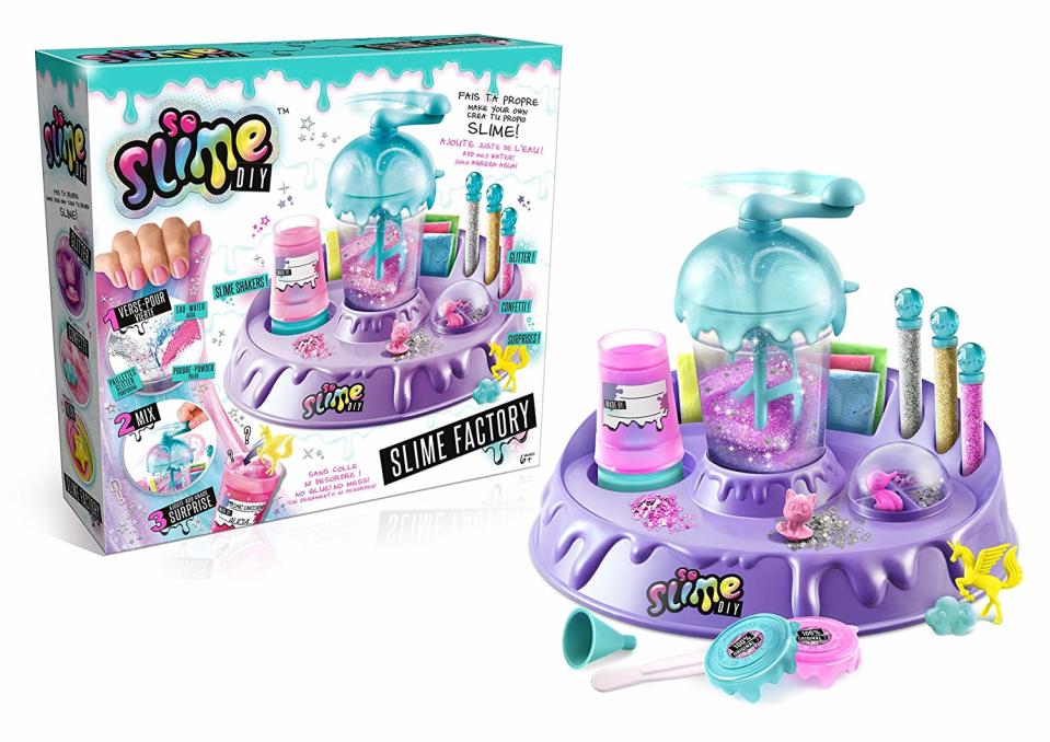 Le slime envahit internet depuis plusieurs mois. Cette matière "satisfaisante" fait aujourd'hui partie des jouets préférés des enfants. Avec la<strong> Slime Factory de Canal Toys</strong>, l'enfant pourra fabriquer sa propre slime avec des décorations et des couleurs différentes. <a href="https://www.joueclub.fr/la-fabrique-de-slime.html" rel="nofollow noopener" target="_blank" data-ylk="slk:Prix : 24,99 euros;elm:context_link;itc:0;sec:content-canvas" class="link ">Prix : 24,99 euros</a>.