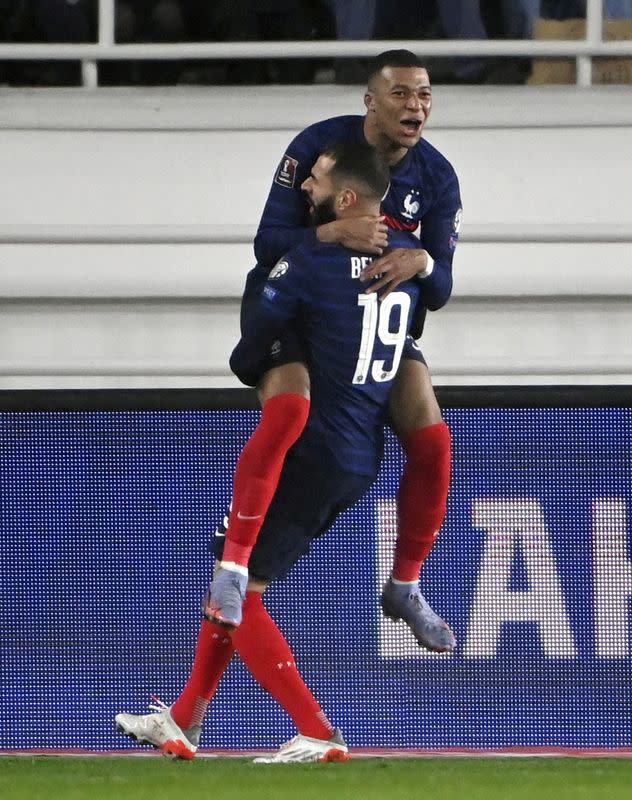 El francés Karim Benzema celebra el primer gol con Kylian Mbappé