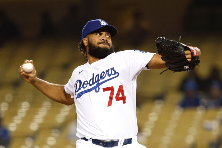 LOS ÁNGELES, CALIFORNIA - 28 DE MAYO: Kenley Jansen # 74 de los lanzamientos de Los Ángeles Dodgers.