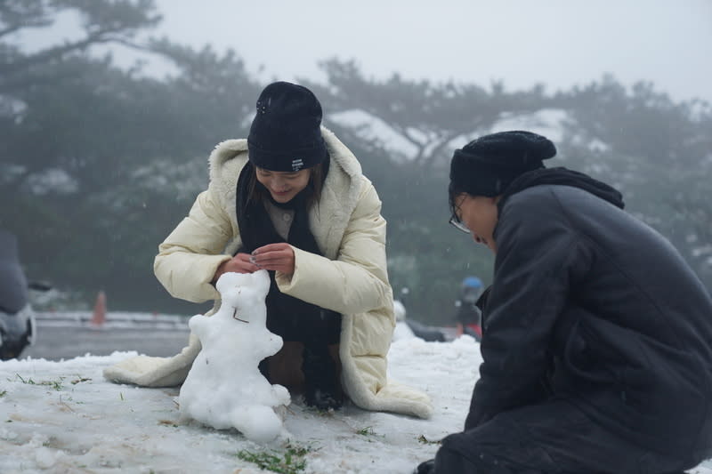 陽明山今晨降雪，吸引大批民眾前往大屯山追雪。資料照片：中央社