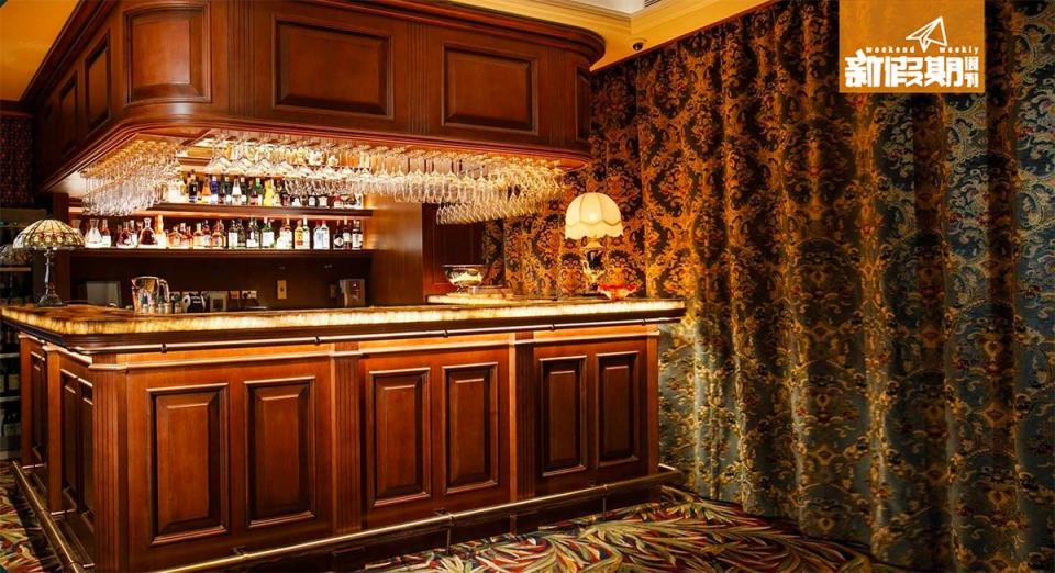 先是見到歐式的酒吧，令人聯想到衣觀楚楚的紳士們一手拿著dry martini或old fashion，等他們的女伴一樣。