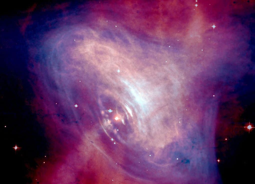 Estrella púlsar localizada en el centro de la Nebulosa del Cangrejo. Imagen obtenida combinando imágenes del telescopio espacial Hubble (rojo), e imágenes en rayos X obtenidas por el Telescopio Chandra (azul) | Credit NASA/ESA/JPL