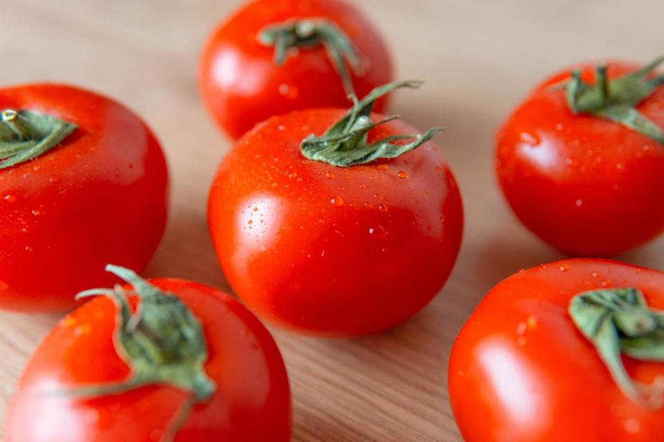番茄富含鉀、茄紅素等營養素，鉀能夠加速排除血中所含的鈉，幫助降低血壓。（圖／Pexels）