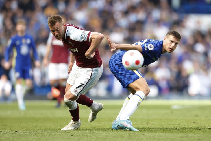 Pemain West Ham United Andriy Yarmolenko (kiri) berebut bola dengan pemain Chelsea Cesar Azpilicueta saat pertandingan kedua tim di Stamford Bridge, London, Minggu (24/4/2022) (Reuters/PETER CZIBORRA)