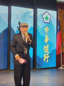 中華民國健行登山會理事長黃一元提倡低碳登山。（即時新聞小組）