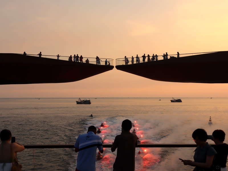 越南富國島接吻橋 越南富國島是台灣旅客心中的國際觀光勝地，2024年 截至4月已有約7萬台灣旅客人次造訪，圖為遊客在富 國島上的接吻橋欣賞日落與表演。 中央社記者陳家倫富國市攝  113年5月25日 