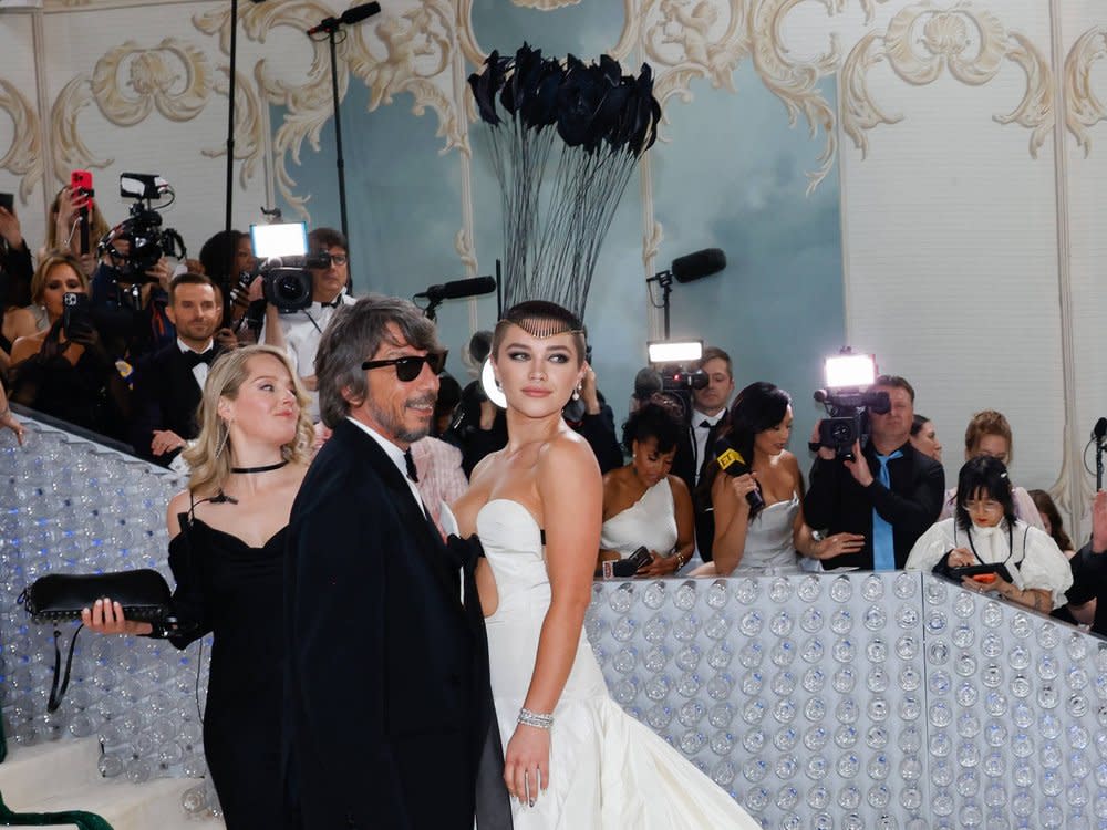 Schauspielerin Florence Pugh überraschte mit kurzgeschorenen Haaren auf ihrem Kopf bei der Met Gala 2023. (Bild: imago/UPI Photo)