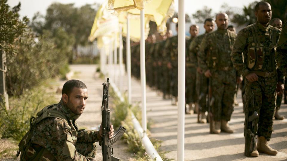 Kämpfer der von den USA unterstützten Syrischen Demokratischen Kräfte (SDF) stehen für eine Zeremonie in Formation. Foto: Maya Alleruzzo/AP