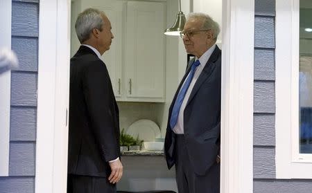 Berkshire Hathaway CEO Warren Buffett (R) talks with Kevin T. Clayton, CEO of Berkshire Hathaway subsidiary Clayton Homes in one of the company's houses prior to the Berkshire annual meeting in Omaha, Nebraska May 2, 2015. REUTERS/Rick Wilking