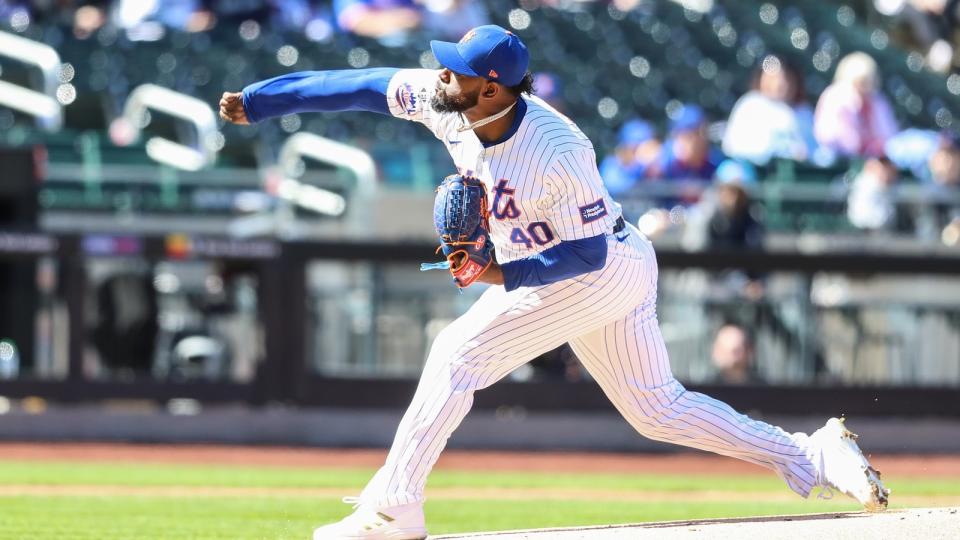 New York Mets starting pitcher Luis Severino (40) pitches in the first inning against the Milwaukee Brewers at Citi Field.