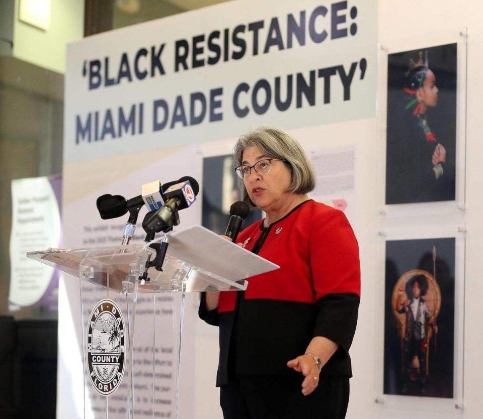 La alcaldesa de Miami-Dade, Daniella Levine Cava, habla durante la inauguración de Black Resistance: Miami Dade County, una exhibición durante el Mes de la Historia Afroamericana en el Centro Stephen P. Clark el viernes 3 de febrero de 2023.