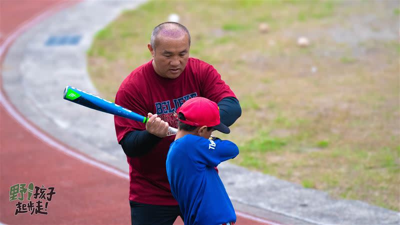 張泰山教孩子們打棒球（圖／海爾斯提供）