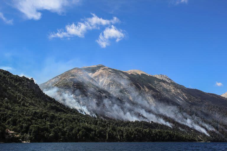 Brigadistas trabajan desde el 25 de enero para contener los incendios 