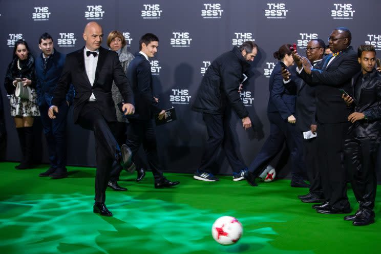 El presidente de la FIFA, Gianni Infantino se divierte en la afombra verde en la previa de la gala. / Foto: Getty Image