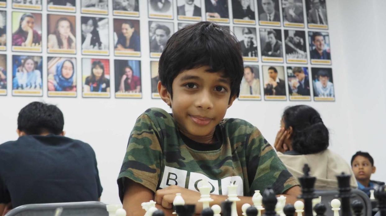 À huit ans, ce joueur d’échecs est le plus jeune à avoir battu un grand maître