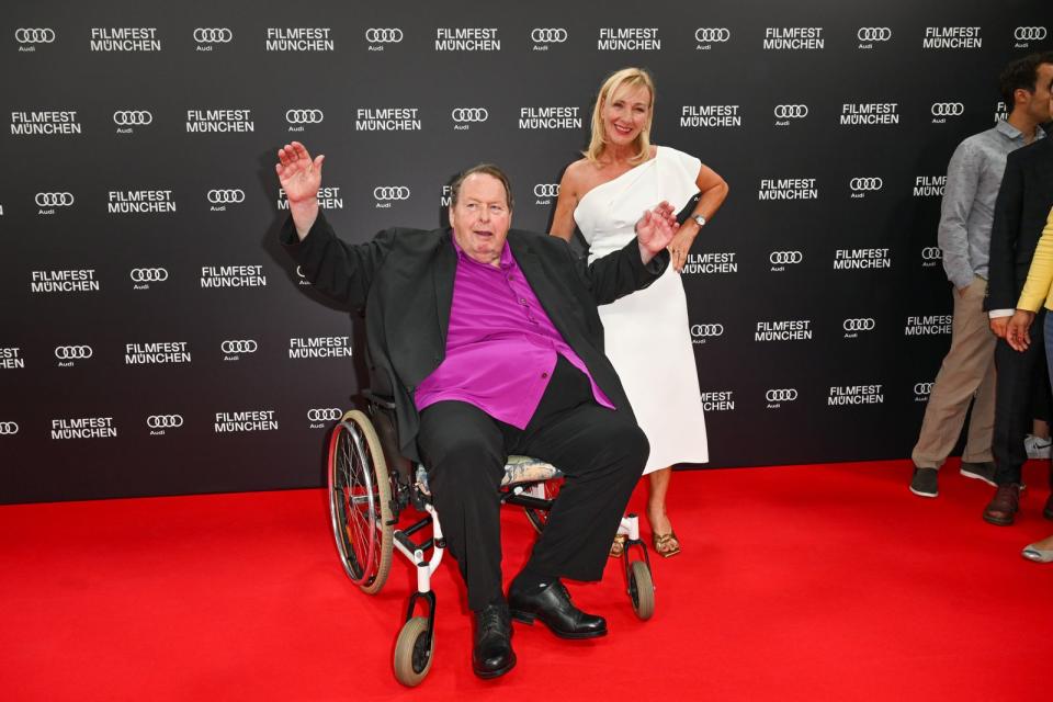 Volksschauspieler a.D.: Ottfried Fischer, hier bei der Eröffnung des Münchner Filmfests mit seiner Frau Simone, zog sich 2014 vom Drehen zurück. Er lebt abseits des Rummels in Passau. (Bild: 2023 Getty Images/Hannes Magerstaedt)