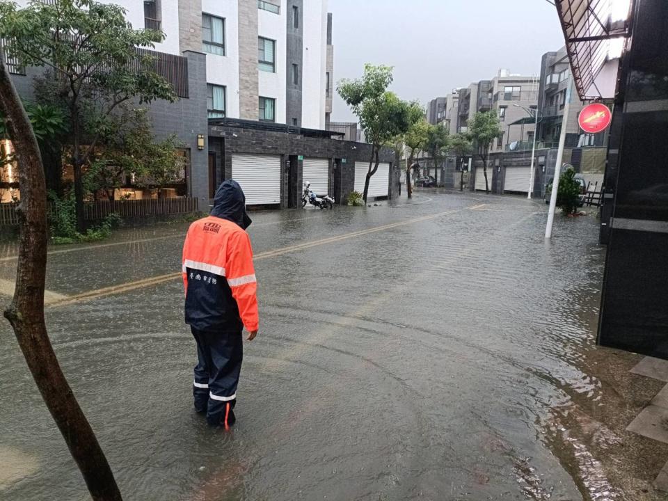 台南市10日清晨開始下起雷雨，圖為安南區局部淹水。（圖／台南市政府提供）