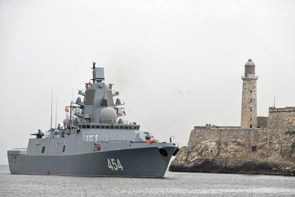 Esta foto tomada el 12 de junio de 2024 muestra la fragata rusa Almirante Gorshkov en el puerto de La Habana, Cuba.