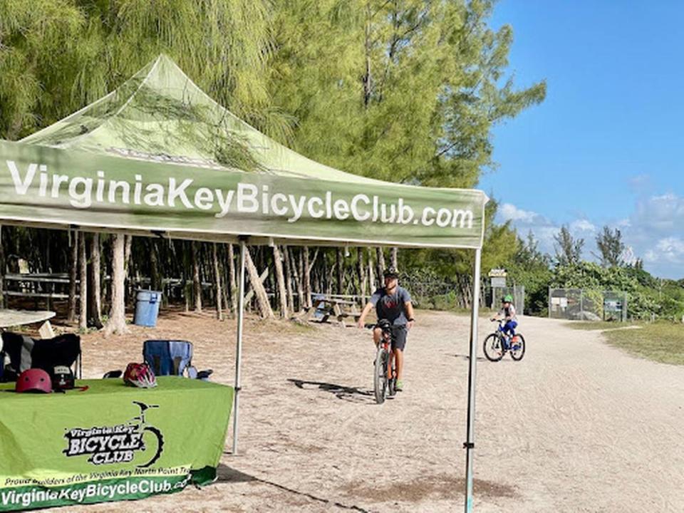 Un padre y su hijo disfrutan de un día soleado en bicicleta por el sendero North Point de Virginia Key.