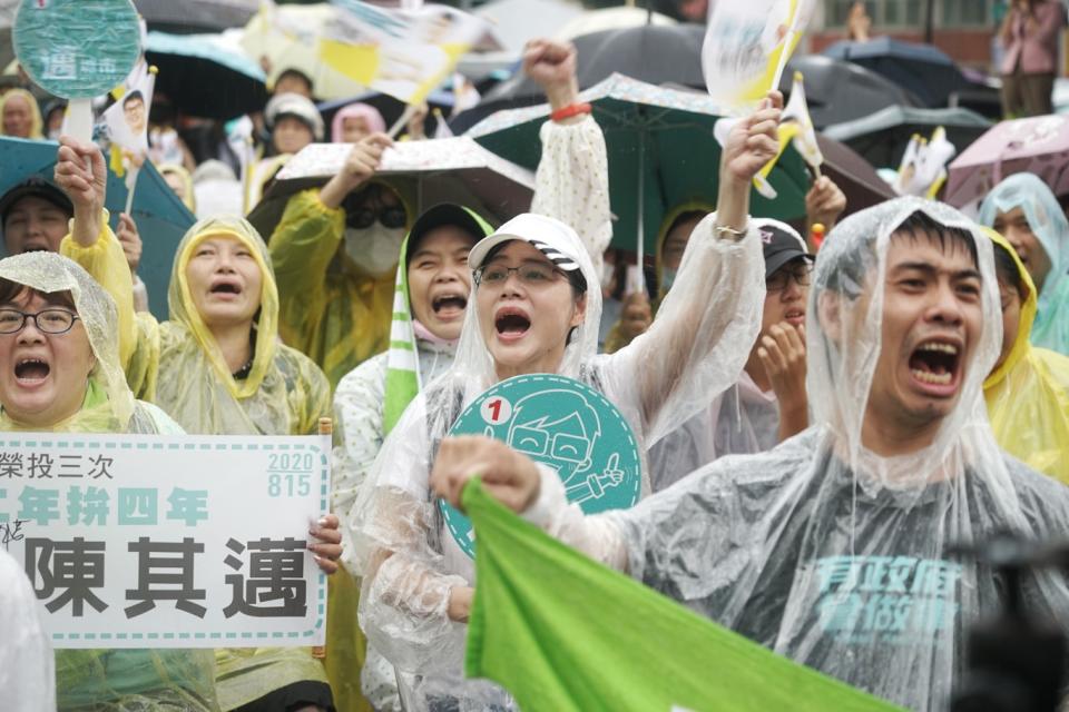 陳其邁遙遙領先其他兩位對手，支持者顯得非常嗨！   圖：張良一/攝