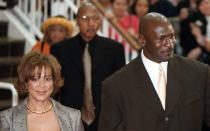 <p>Michael Jordan erreichte als Basketball-Legende unzählige Rekorde. Den Rekord, den er im Privatleben aufstellte, hätte er sich aber sicher gern gespart: Mit 168 Millionen, die er Juanita Vanoy nach 18 Jahre Ehe abtreten musste, war seine Scheidung 2007 die teuerste, die je ein Sport-Star hinter sich brachte. (Bild: Tim Boyle/Newsmakers)</p> 