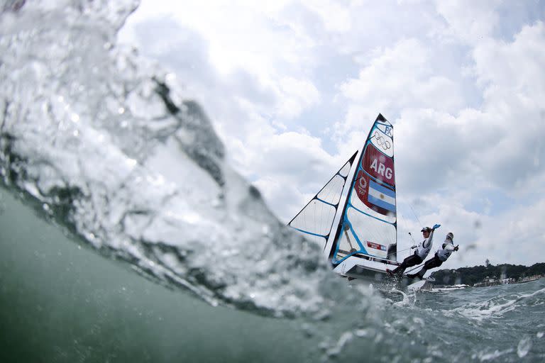 Victoria Travascio y Maria Sol Branz del equipo de Argentina salen del puerto para entrenar en la clase 49er femenina en el tercer día de los Juegos Olímpicos de Tokio 2020 en el puerto de yates de Enoshima el 26 de julio de 2021 en Fujisawa, Kanagawa, Japón.