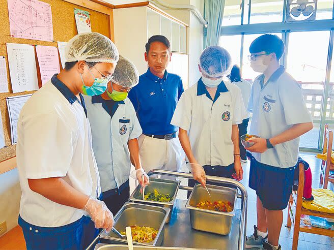 宜蘭縣國中小學家長反映，常聽到孩子抱怨營養午餐不好吃，質疑免費提供就隨便煮，甚至廚餘率偏高，縣議會議長張勝德（左三）到校與學生一起吃午餐了解狀況。（吳佩蓉攝）