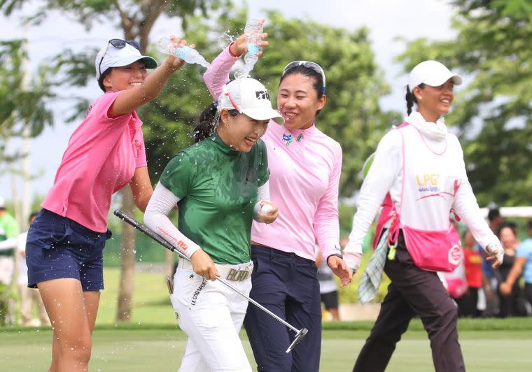 台灣業餘選手侯羽薔(左二)拿下職業與業餘冠軍。鍾豐榮攝