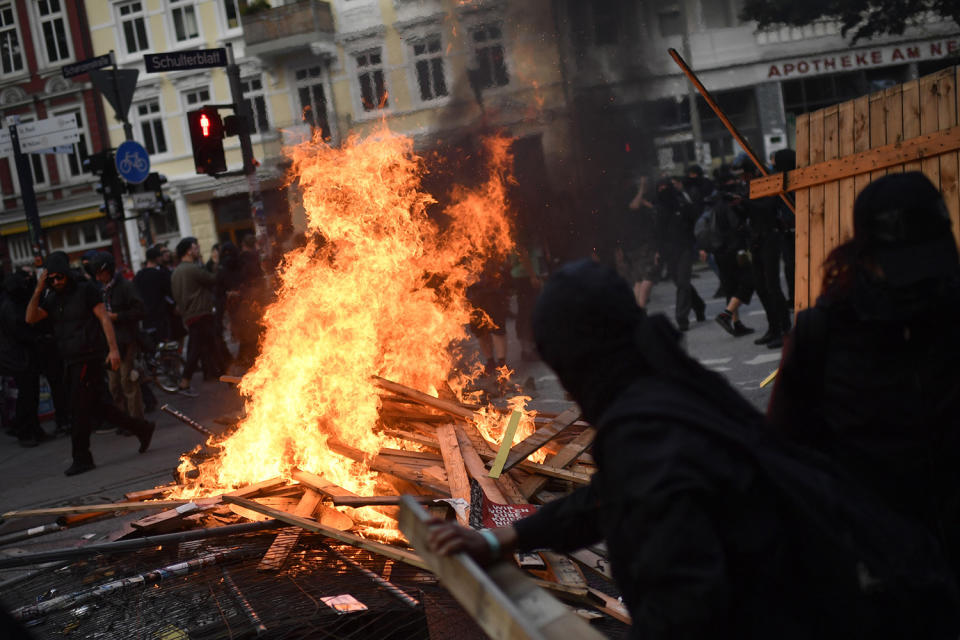 Riot police clash with G20 protesters in Hamburg