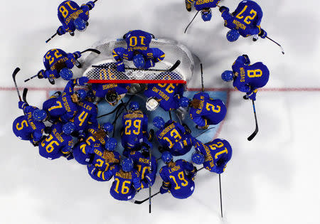 Ice Hockey - Pyeongchang 2018 Winter Olympics - Women’s Classification Match - Sweden v Korea - Kwandong Hockey Centre, Gangneung, South Korea - February 20, 2018 - Sweden's players huddle before the game. REUTERS/David W Cerny