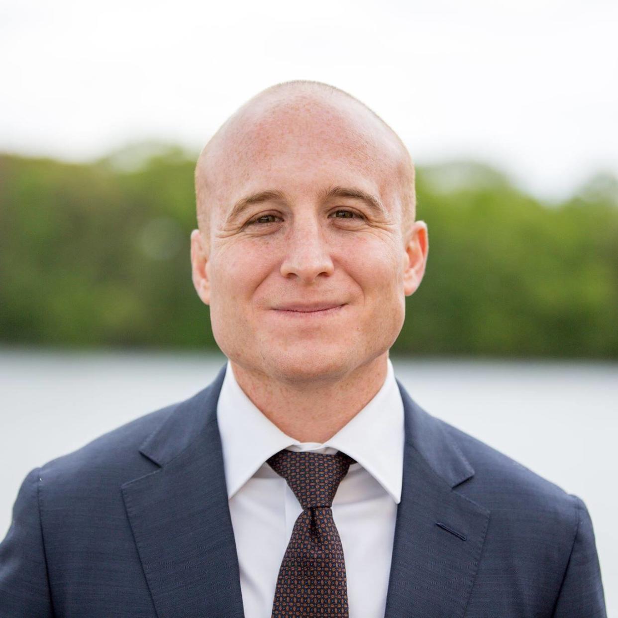 Democrat Max Rose speaks to a small business owner in Staten Island, New York. (Photo: Max Rose for Congress/Facebook)