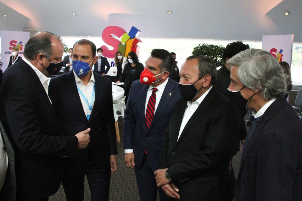 En una foto de noviembre de 2020, Gustavo de Hoyos, expresidente de Coparmex;  Marko Cortés, presidente del PAN; Alejando Moreno, presidente del PRI;  Jesús Zambrano, presidente del PRD; y el empresario Claudio X. González. |  FOTO: ROGELIO MORALES /CUARTOSCURO.COM