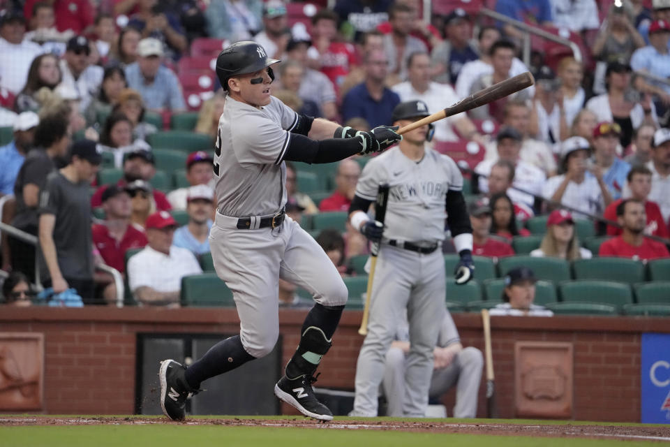 Harrison Bader de los Yanquis de Nueva York le da seguimiento a su elevado de sacrificio que llevó a la anotación de DJ LeMahieu en el segundo juego de la doble cartelera ante los Cardenales de San Luis el sábado 1 de julio del 2023. (AP Foto/Jeff Roberson)