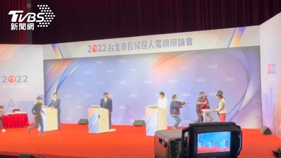 2022台北市長候選人辯論會遇鬧場。（圖／TVBS）