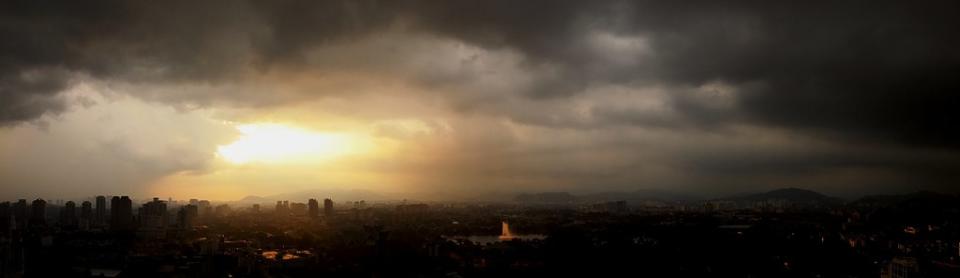 El cielo tormentoso de Kuala Lumpur, 2.06.2014 06:32 PM / 18.32