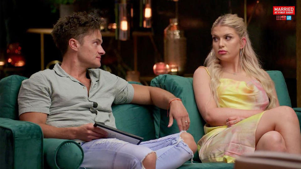 Caitlin and Shannon sitting on the couch on MAFS