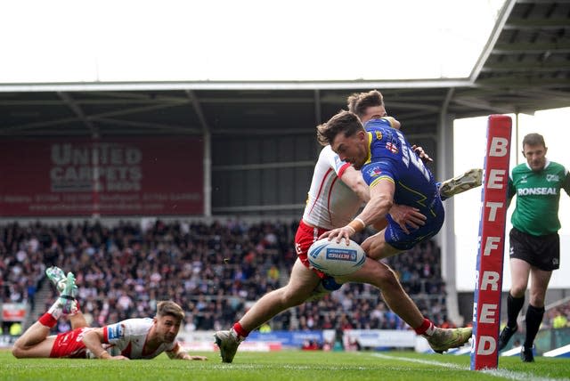 Matty Ashton, right, dives to score Warrington’s second try against St Helens in the Betfred Challenge Cup quarter-final