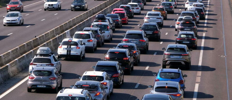 De nombreuses voitures de vacanciers sont à l'arrêt lors d'un embouteillage sur l'autoroute A7 dans le sens nord-sud lors du week-end du 15 août avec un chassé-croisé des vacances estivales.  - Credit:NICOLAS GUYONNET / Hans Lucas / Hans Lucas via AFP