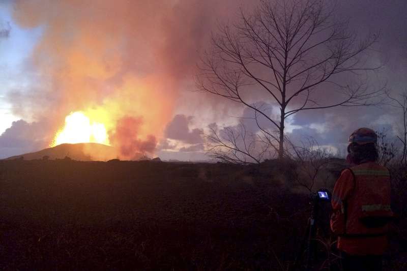 夏威夷幾勞亞火山5月初再度開始噴發，至今熔岩裂縫仍不斷產生新的岩漿，肆虐民宅。（美聯社）