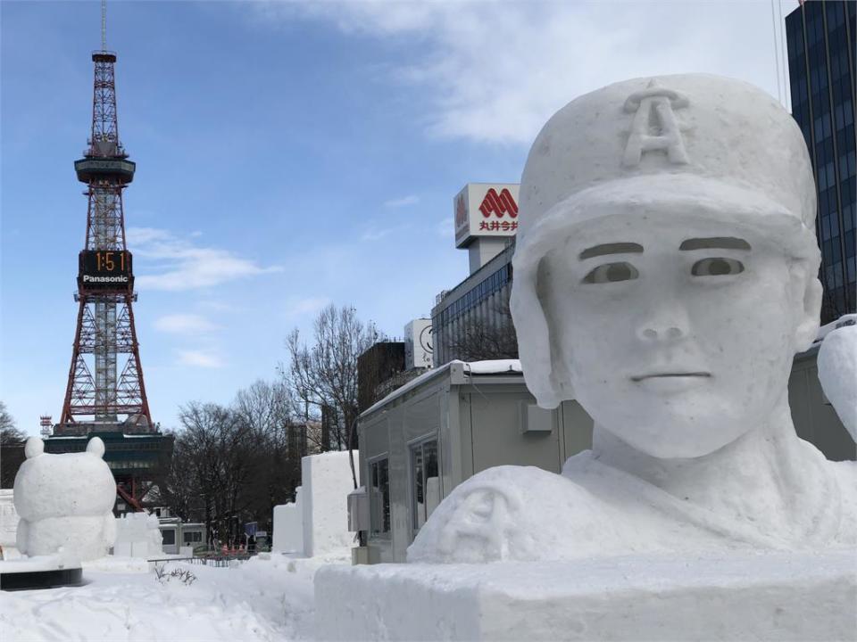 多圖／眼神對決！安妮亞「呵」拚場大谷翔平　札幌雪祭飛出「冰晶鳳凰」