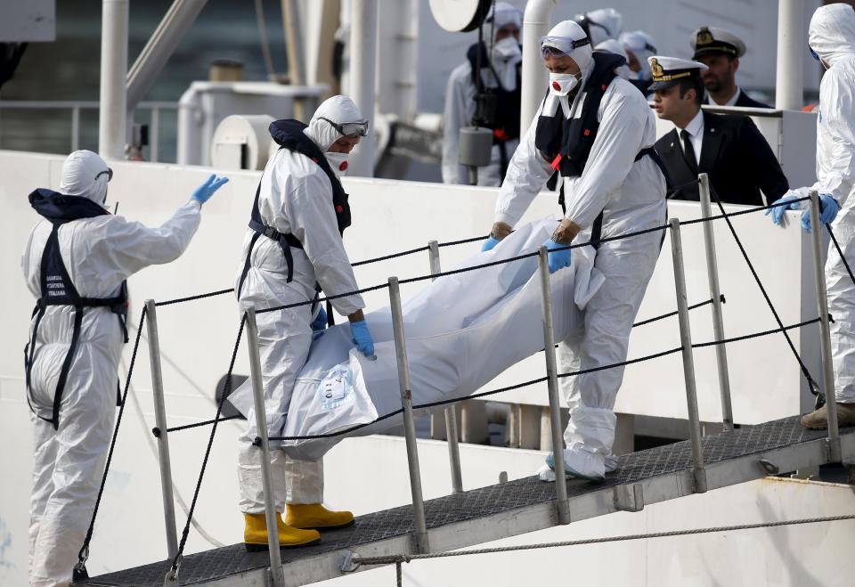 Marinos italianos con trajes de protección