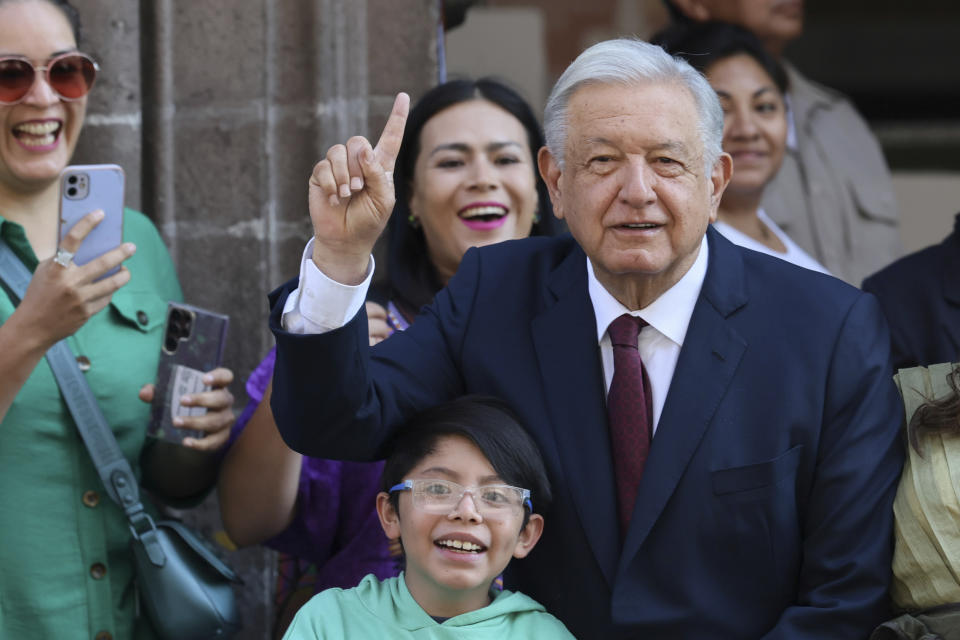 El presidente saliente Andrés Manuel López Obrador posa para fotografías con sus seguidores después de votar en las elecciones generales, en la Ciudad de México, el domingo 2 de junio de 2024. (AP Foto/Ginnette Riquelme)