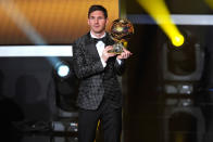 Lionel Messi ist schon jetzt eine lebende Kickerlegende. Seine modischen Anwandlungen hingegen könnte der Weltfußballer mitunter überdenken. Als er den "Ballon D’Or" in Empfang nahm, leistete sich der 29-Jährige im Pünktchen-Smoking mit passender Fliege jedenfalls ein böses Eigentor.