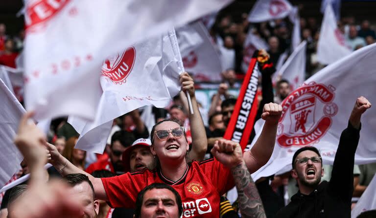 Las tribunas se van llenando en Wembley, con los fanáticos de Manchester United y el City