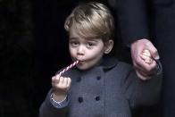 <p>En el oficio de Navidad del año 2016 pudimos ver al joven príncipe disfrutando de un caramelo típico de esas fechas al salir de la iglesia. (Foto: Andrew Matthews / Reuters). </p>